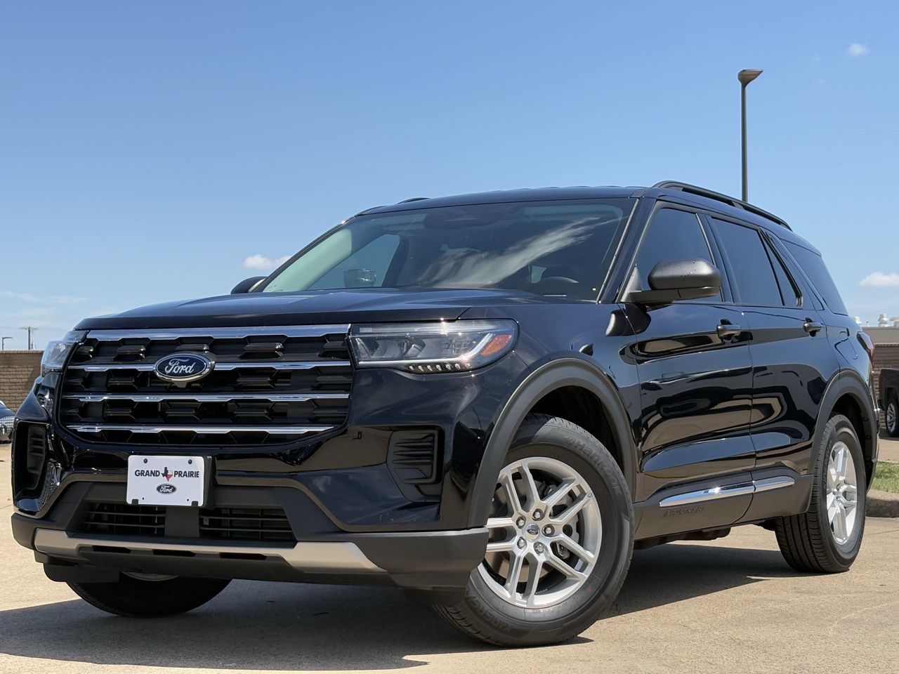 2025 Ford Explorer photo 2