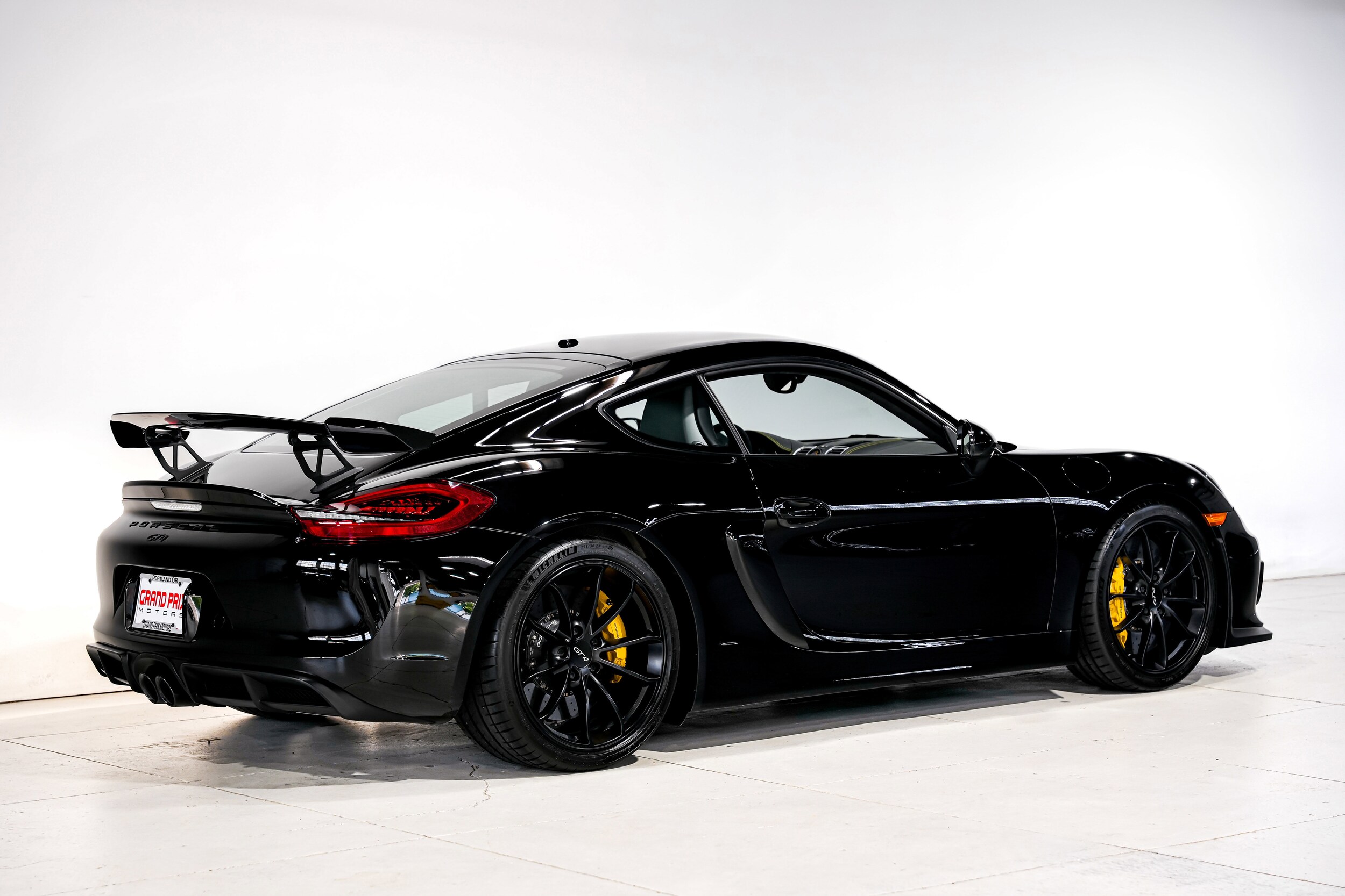 2016 Porsche Cayman GT4 photo 3
