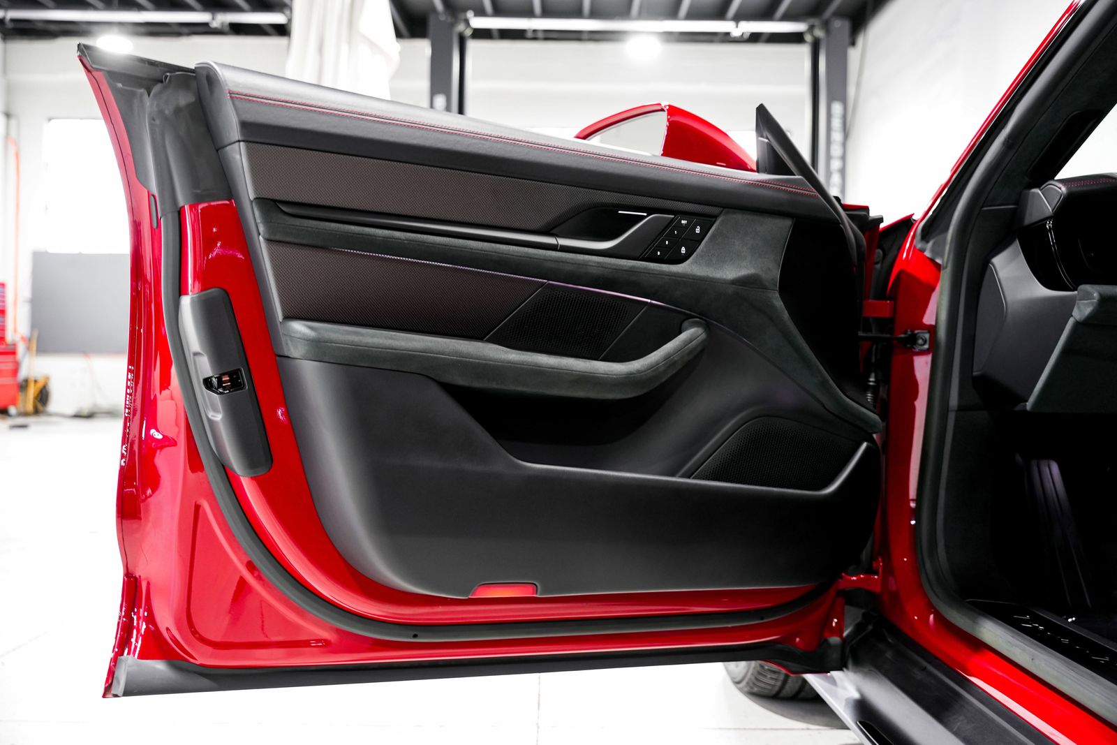2023 Porsche Taycan GTS - Photo 23