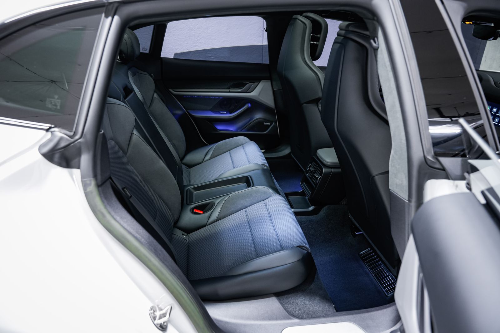 2023 Porsche Taycan 28