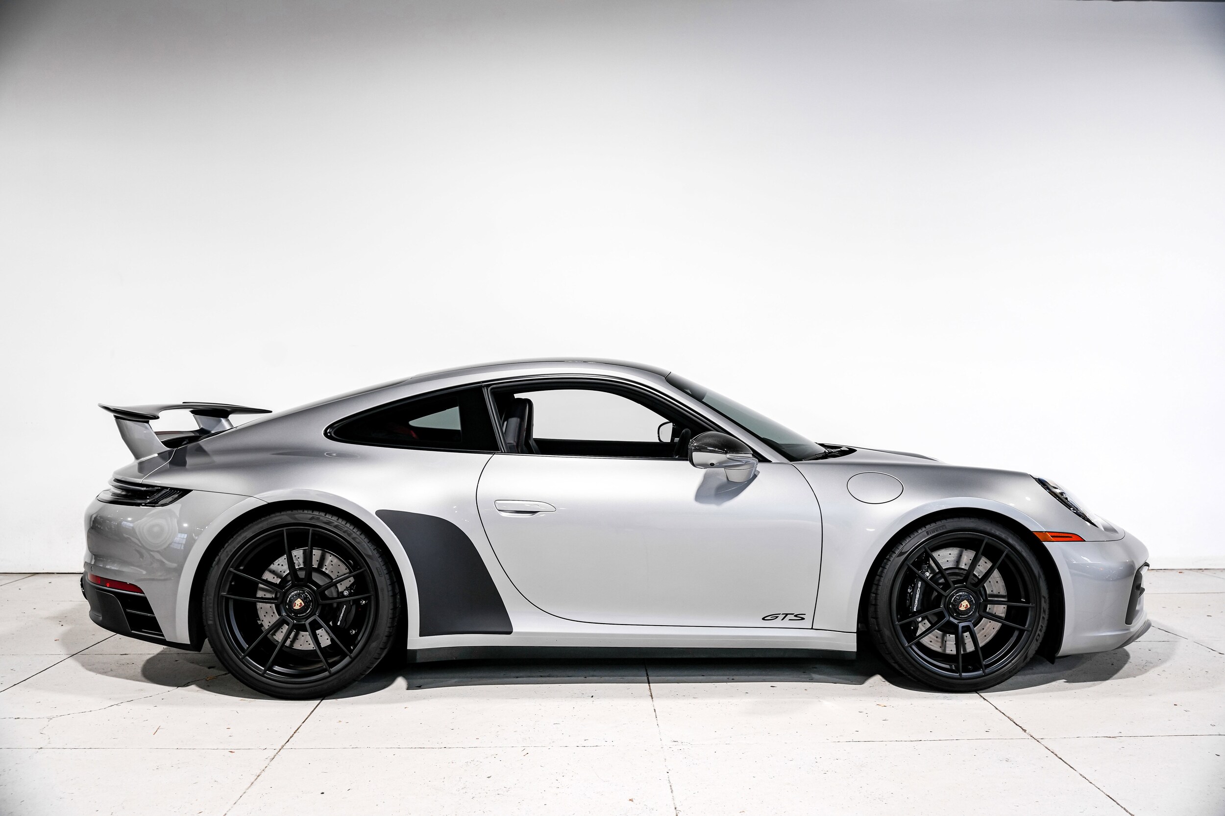 2022 Porsche 911 GTS photo 2