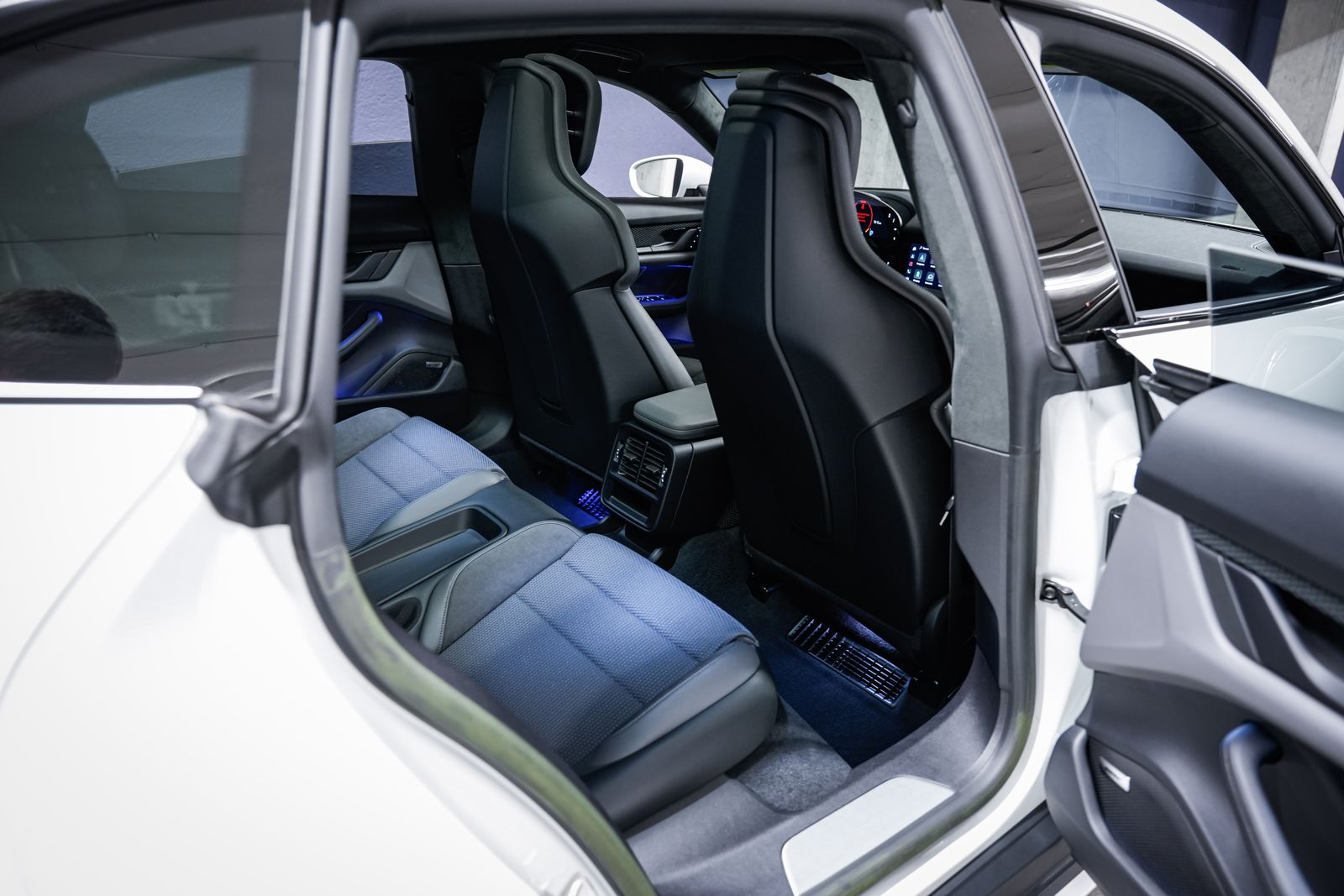 2023 Porsche Taycan 27