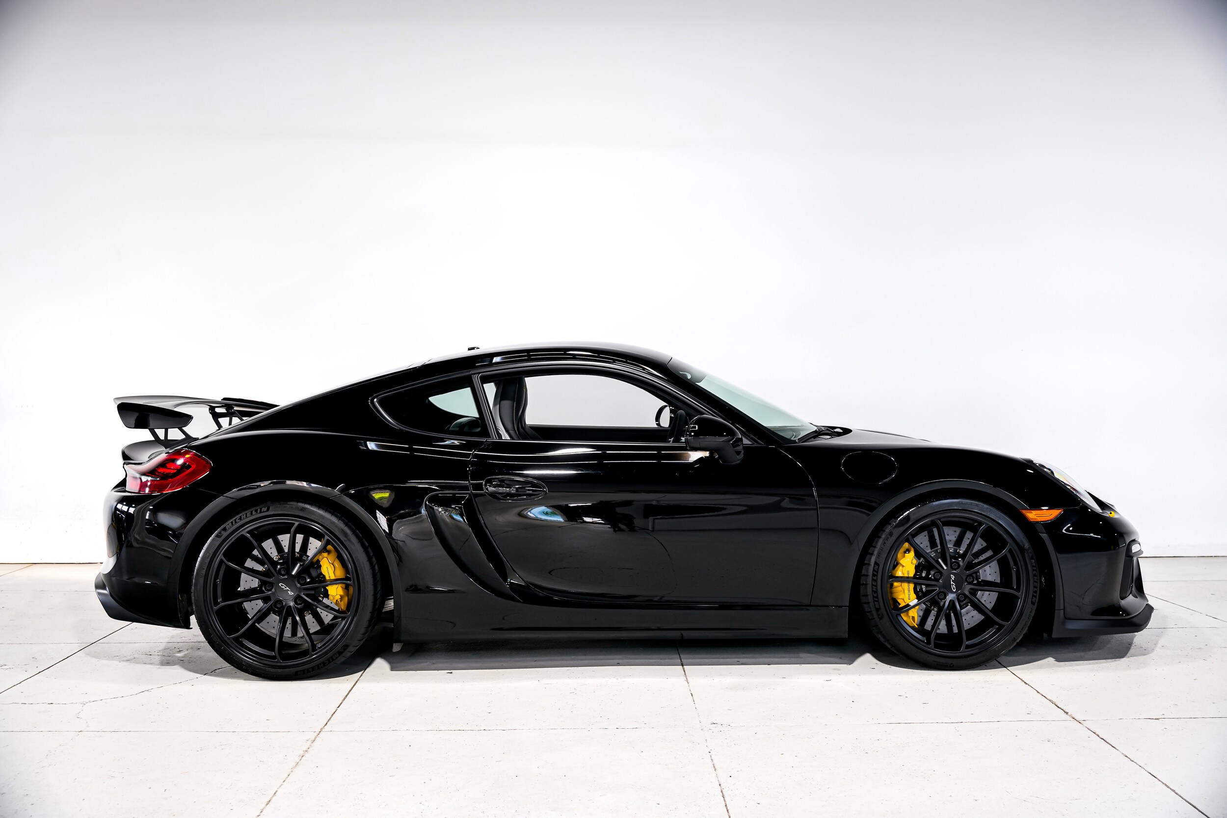 2016 Porsche Cayman GT4 photo 2