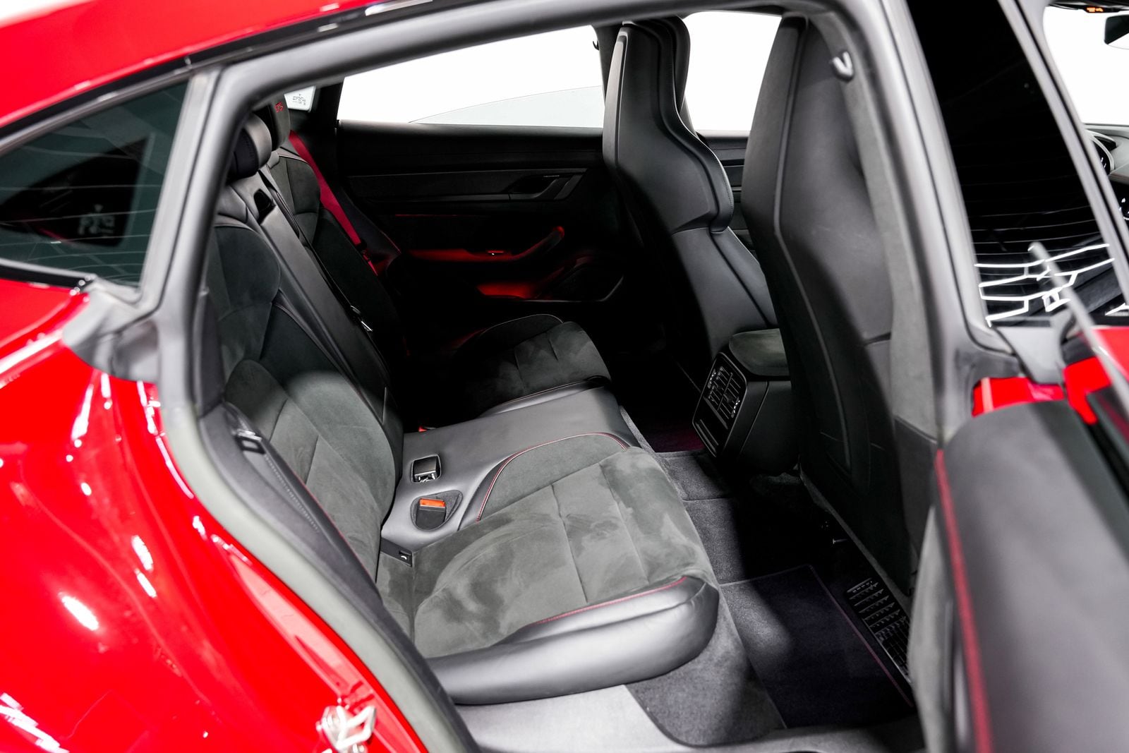 2023 Porsche Taycan GTS - Photo 32