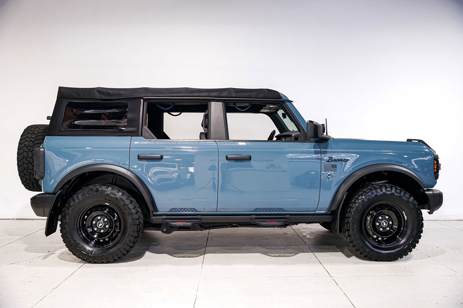 2022 Ford Bronco Black Diamond photo 2