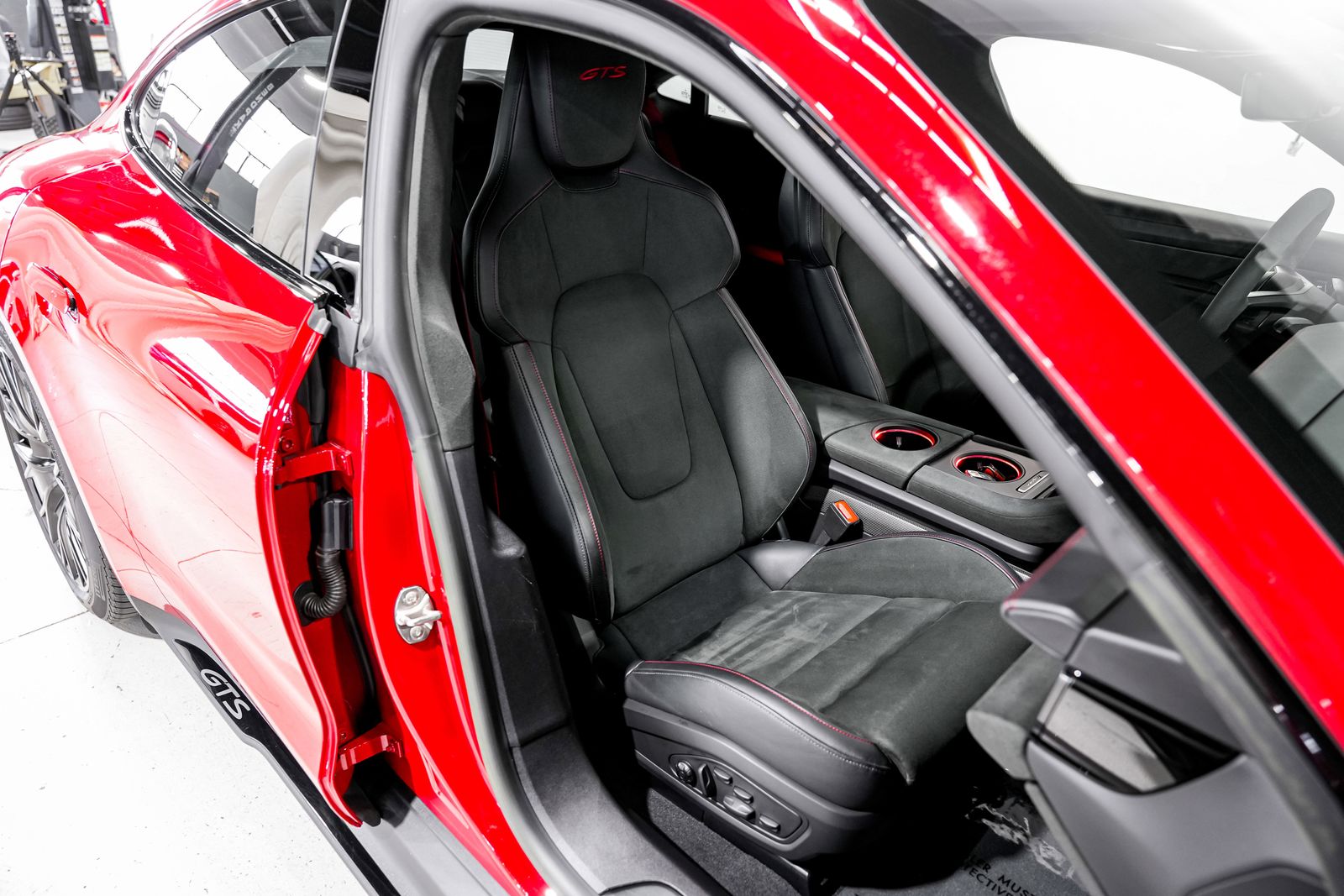 2023 Porsche Taycan GTS - Photo 26