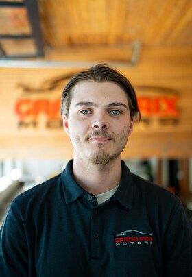 Staff member Dylan from ID_103daf6085eb