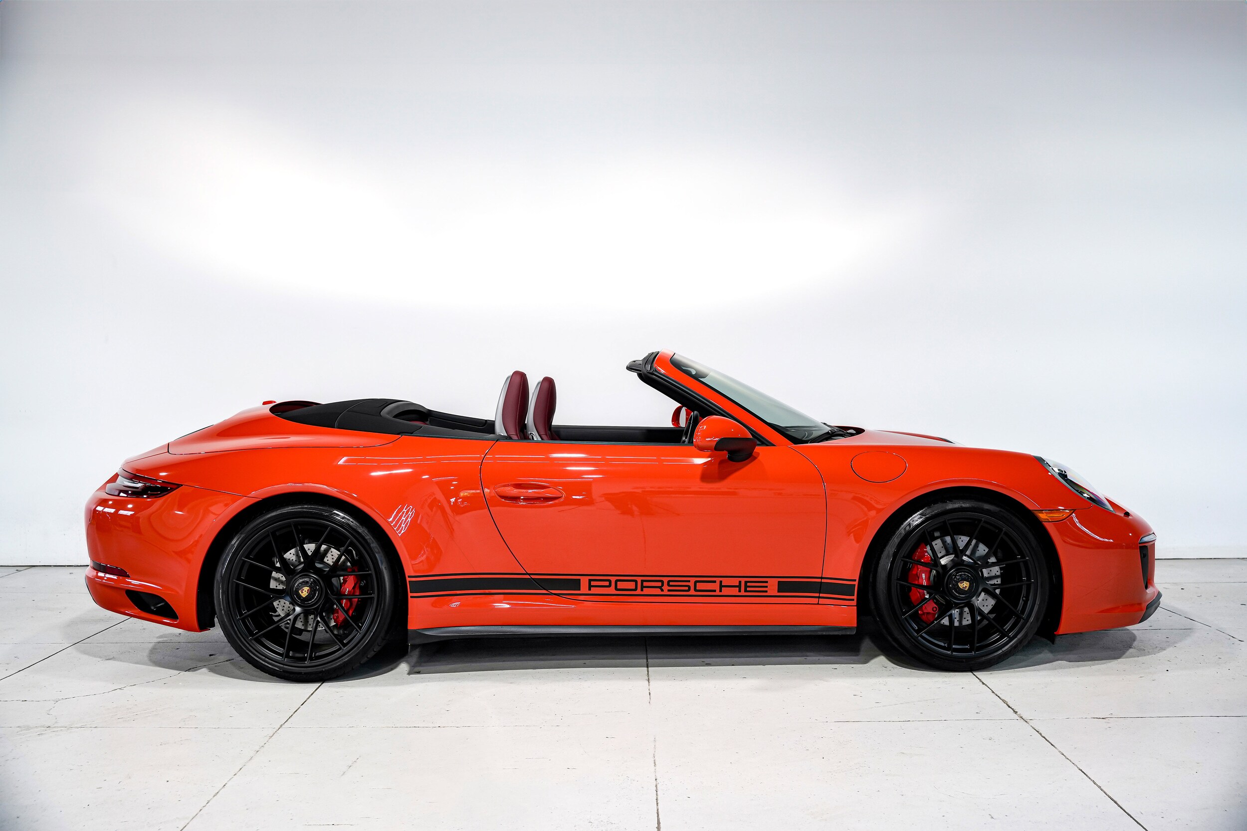2018 Porsche 911 GTS Cabriolet photo 2