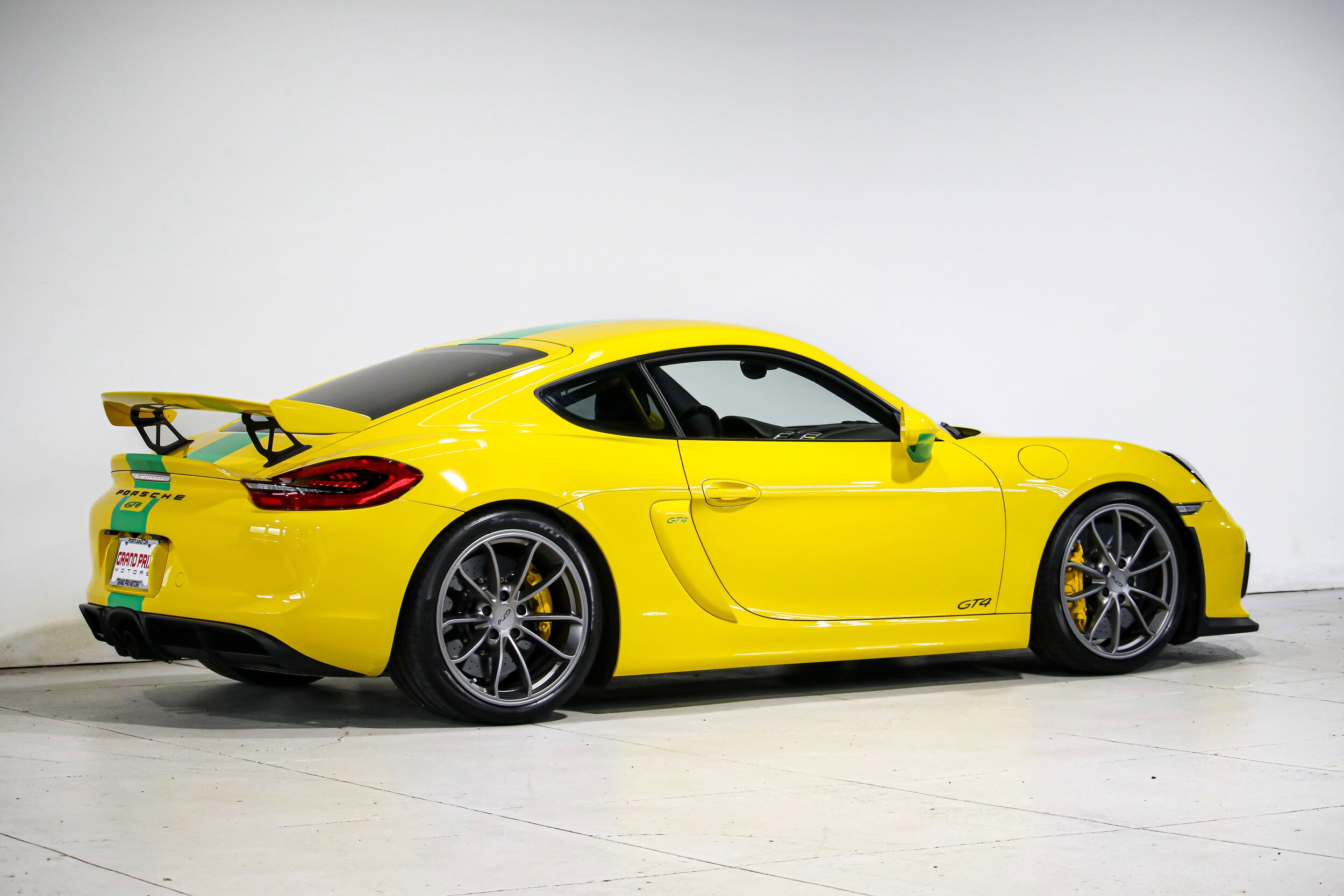2016 Porsche Cayman GT4 photo 2