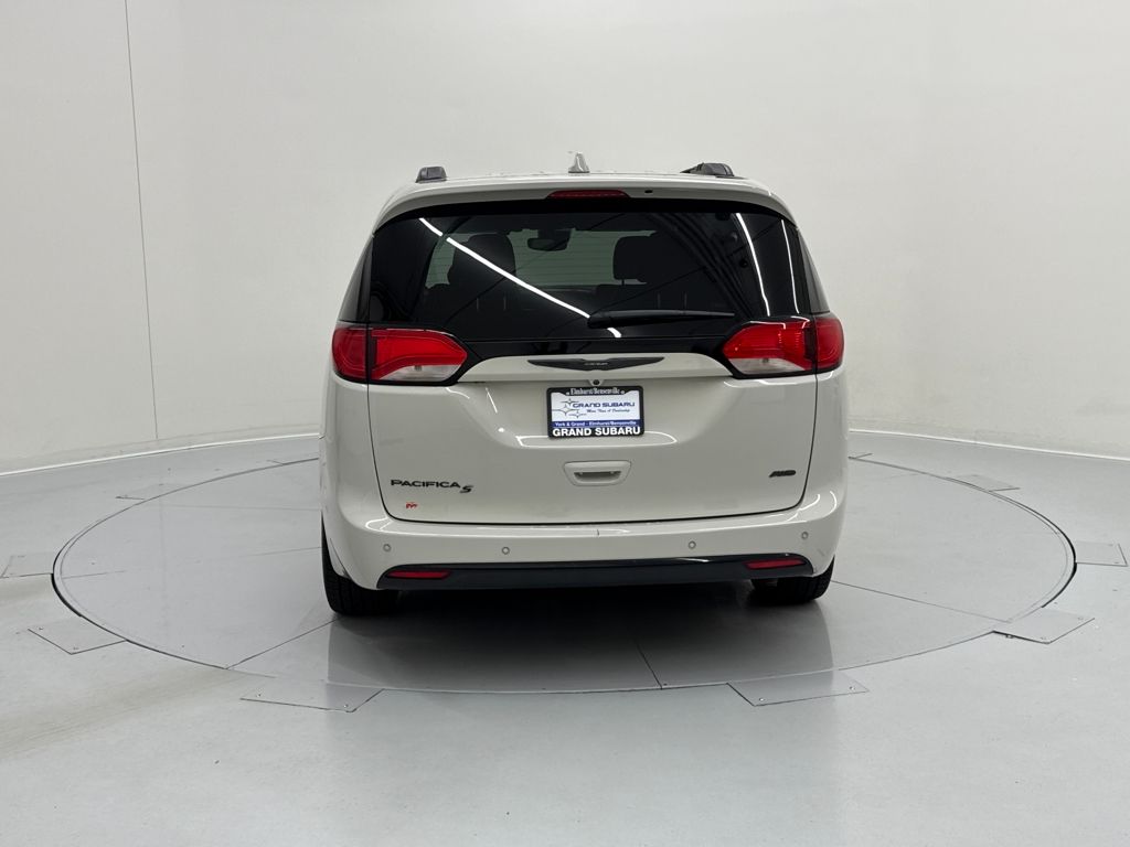 2020 Chrysler Pacifica Touring L photo 4