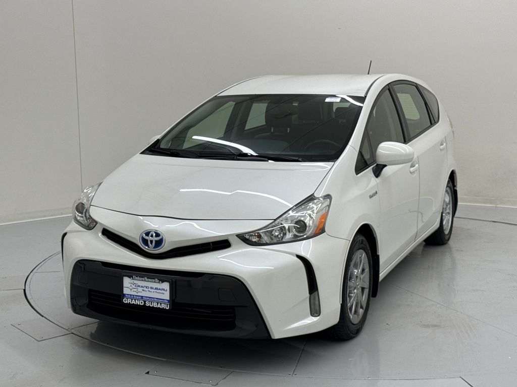 2017 Toyota Prius v Five's photo