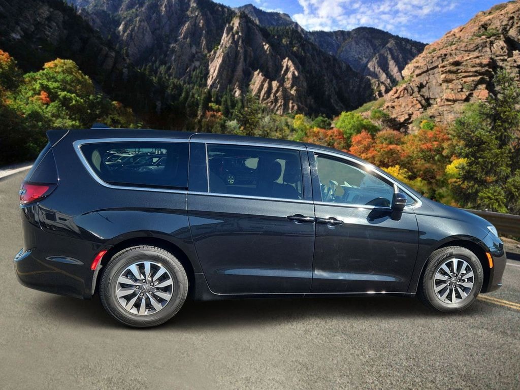 Used 2023 Chrysler Pacifica Hybrid Touring L Minivan/Van