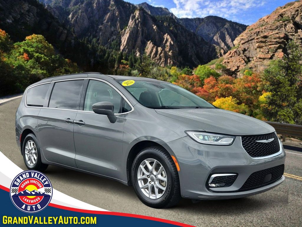 2022 Chrysler Pacifica Touring L's photo