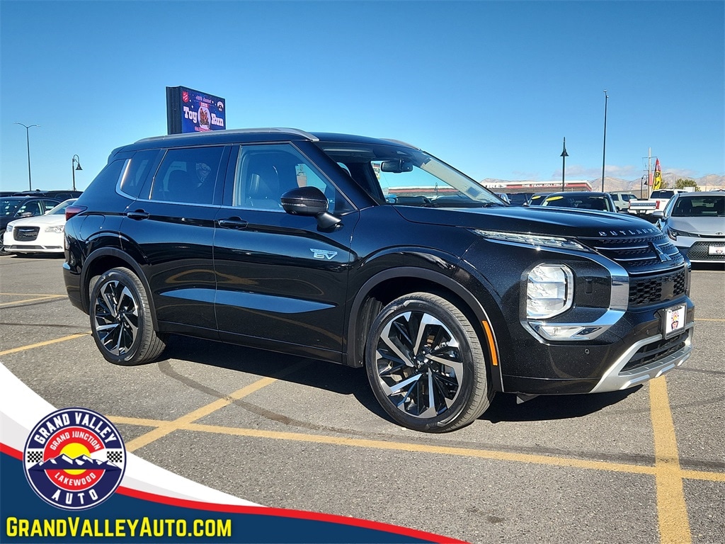 2023 Mitsubishi Outlander Plug-In Hybrid SEL's photo