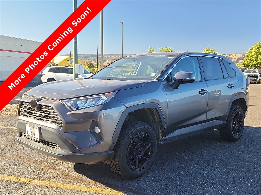 2020 Toyota RAV4 XLE photo 4
