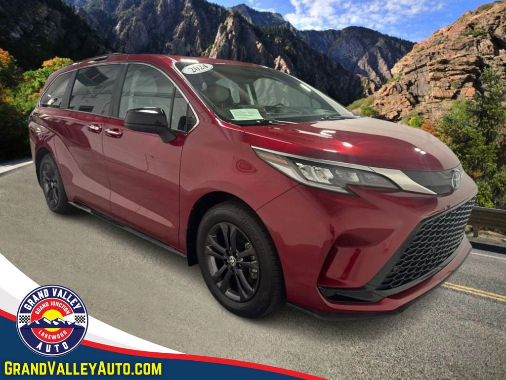 2024 Toyota Sienna XSE's photo