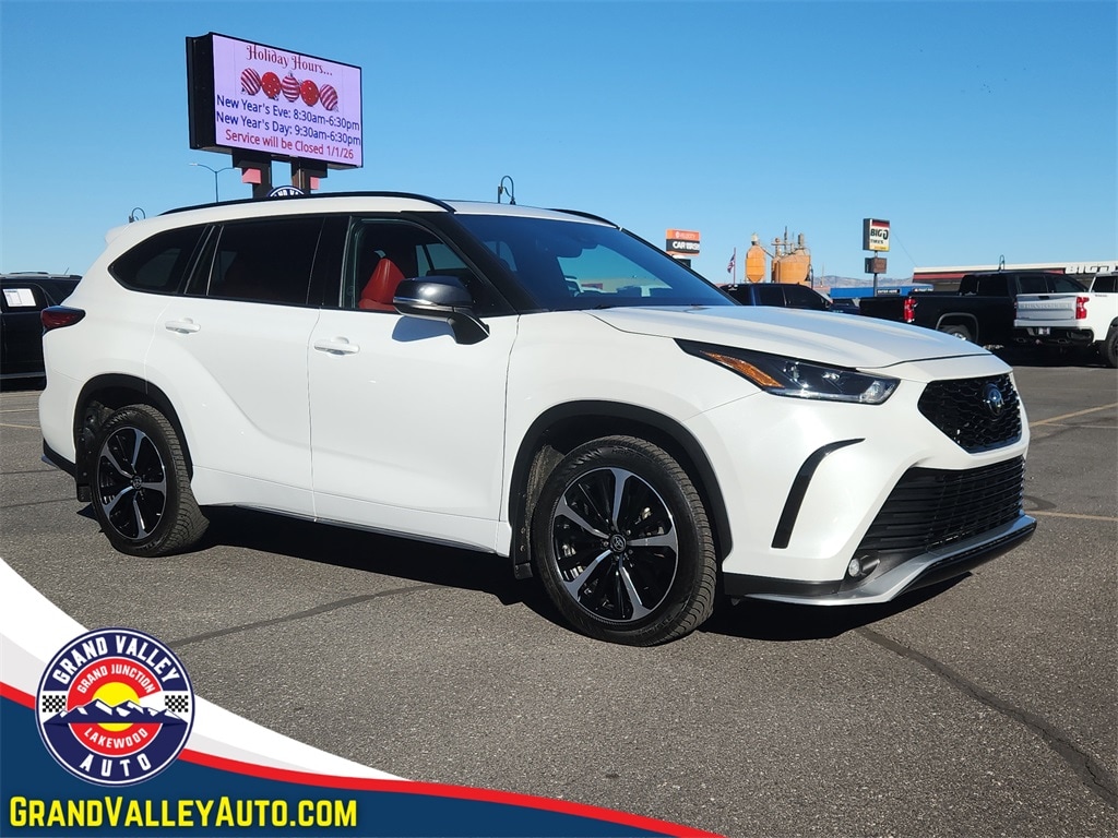 2022 Toyota Highlander XSE's photo