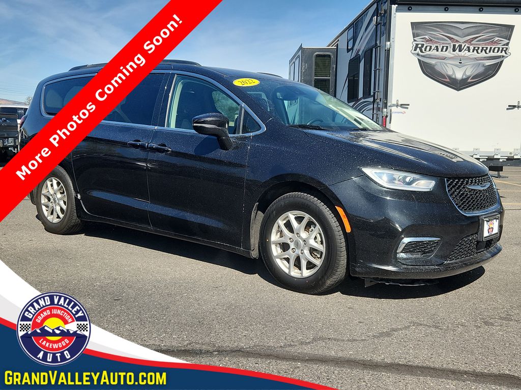 2022 Chrysler Pacifica Touring L's photo