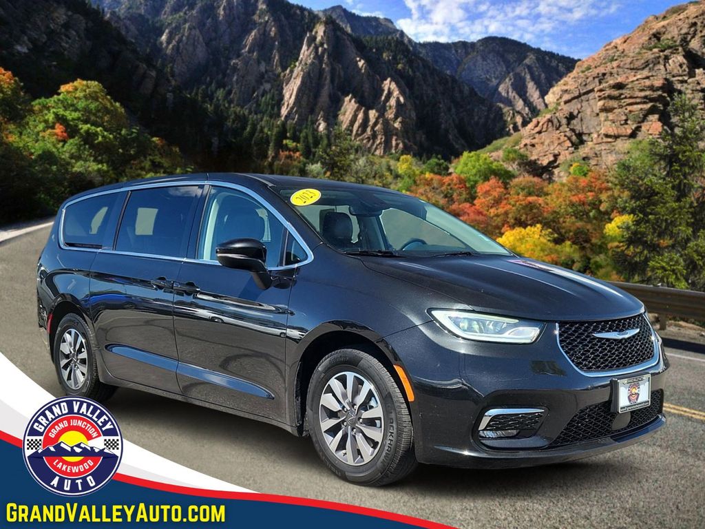2023 Chrysler Pacifica Hybrid Touring L Hybrid's photo