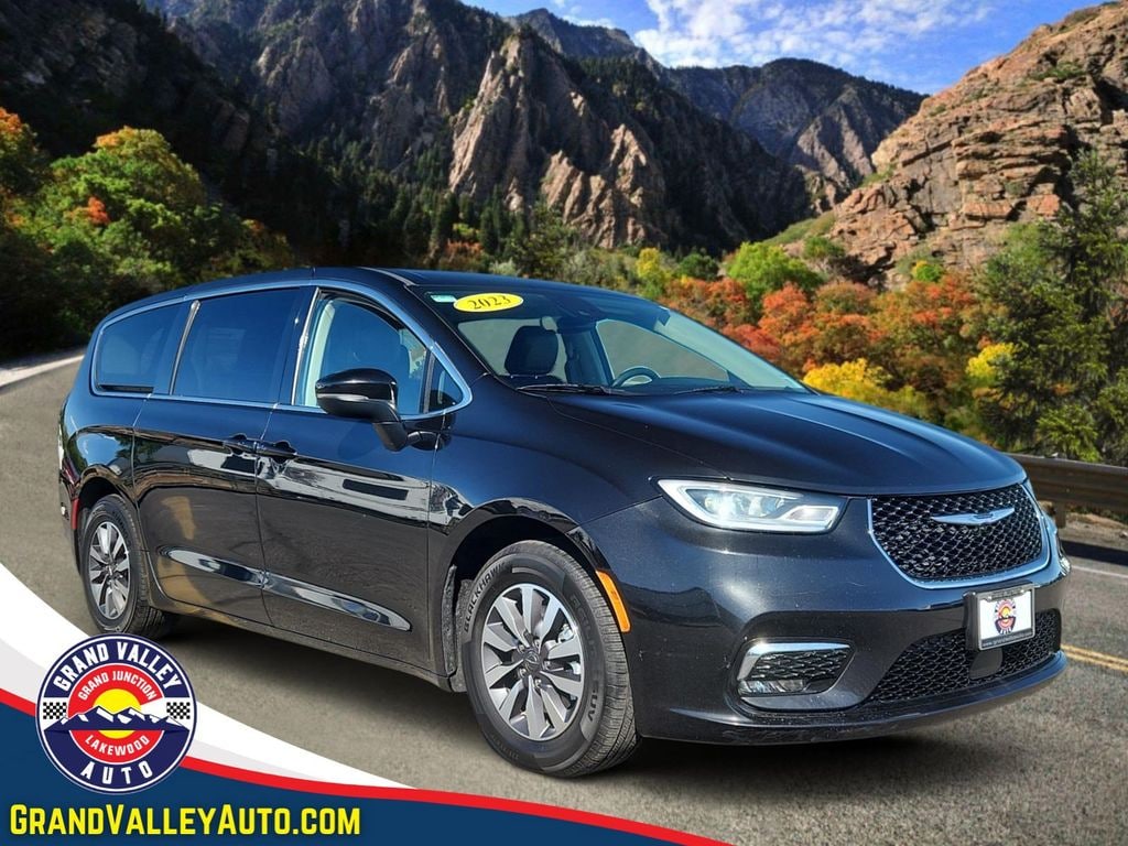 Used 2023 Chrysler Pacifica Hybrid Touring L Minivan/Van