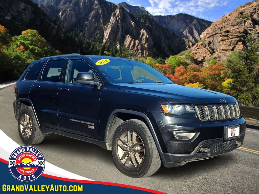 Brilliant Black Crystal Pearlcoat 2016 Jeep Grand Cherokee SUV / Crossover Four-Wheel Drive 8-Speed Automatic