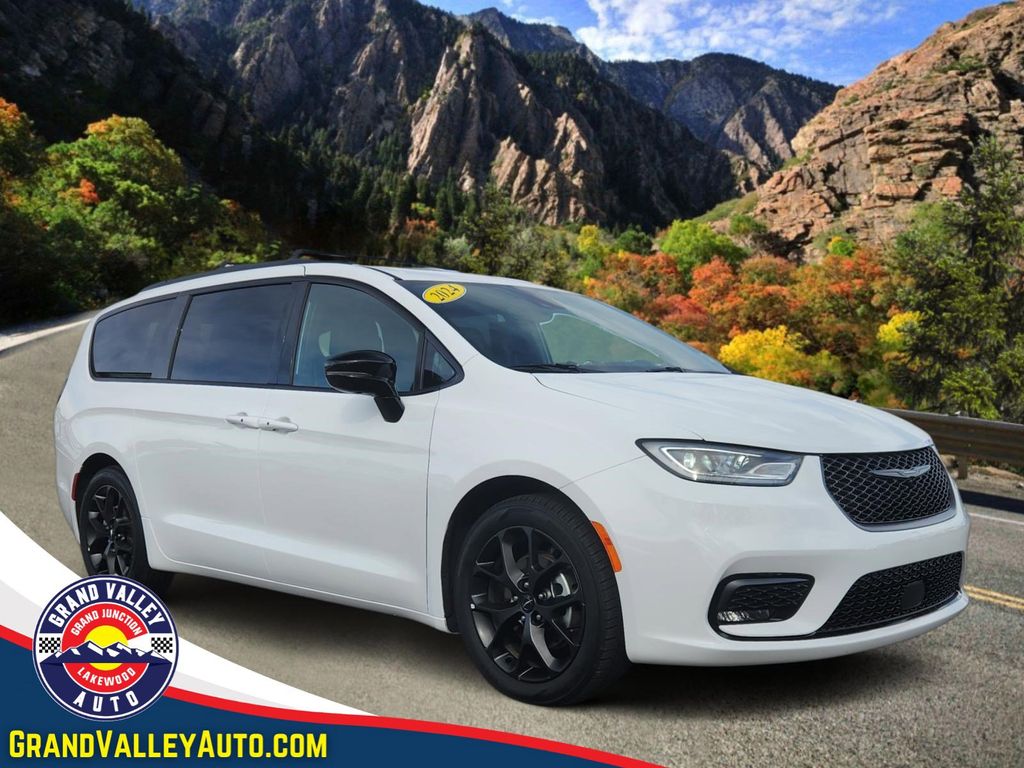 2025 Chrysler Pacifica Limited's photo