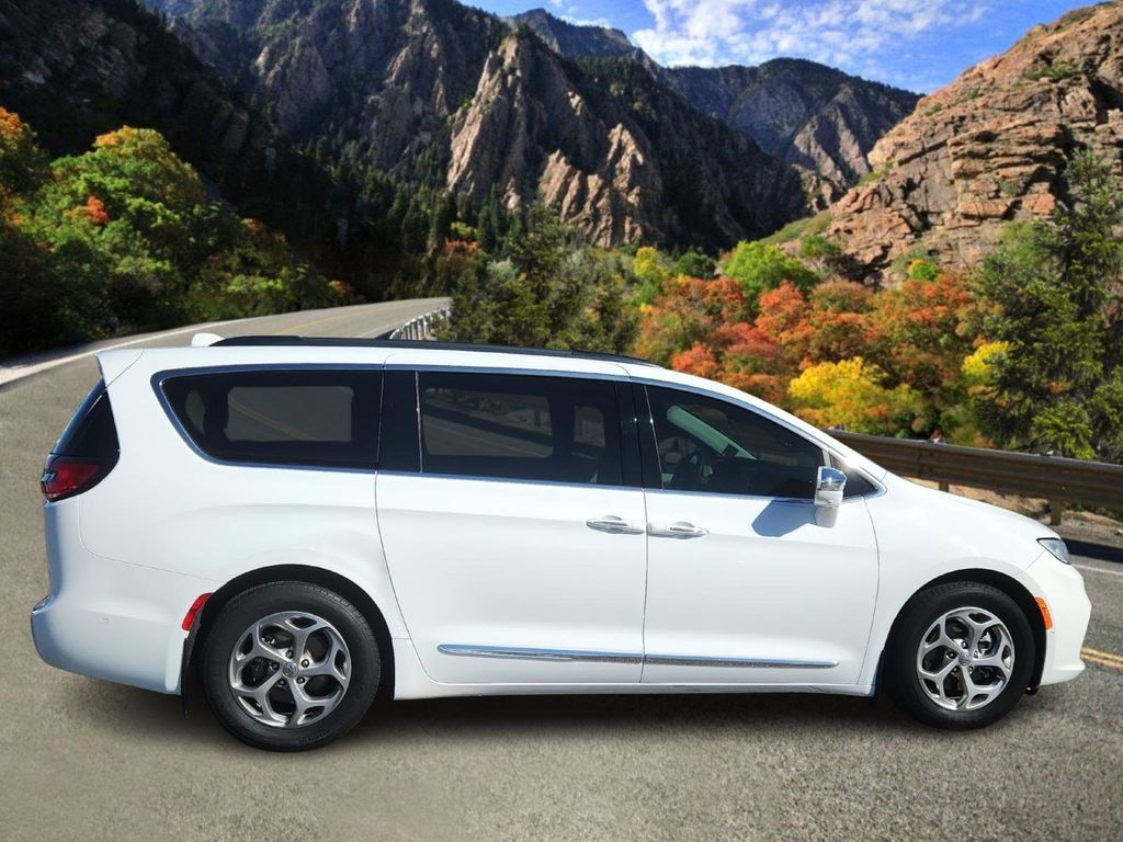 Used 2022 Chrysler Pacifica Limited Minivan/Van