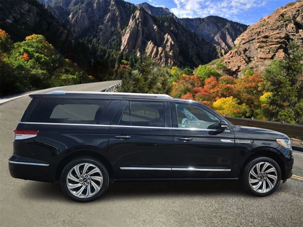 2023 Lincoln Navigator L Reserve photo 2