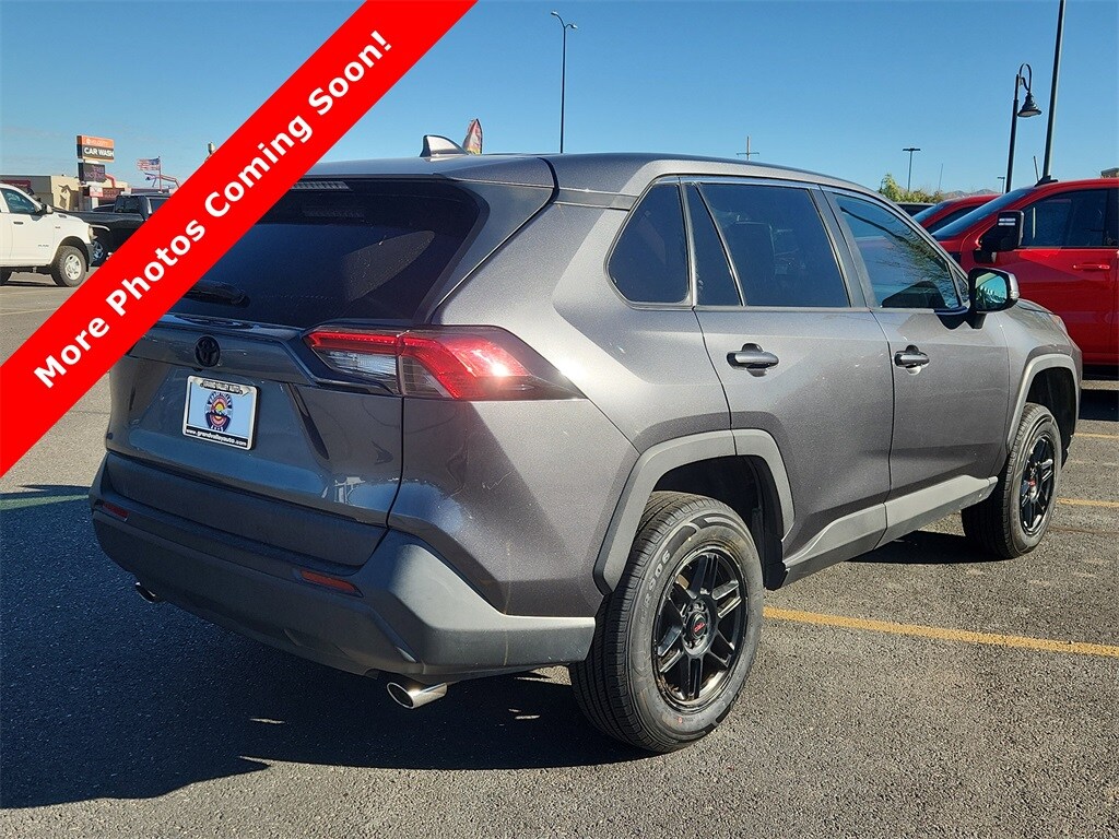 2020 Toyota RAV4 XLE photo 3