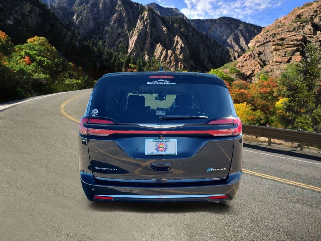 Used 2023 Chrysler Pacifica Hybrid Touring L Minivan/Van