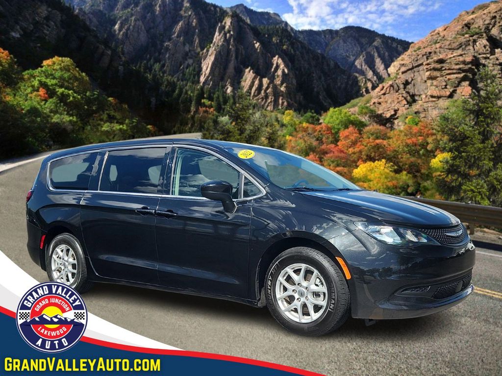 2022 Chrysler Voyager LX Minivan/Van's photo
