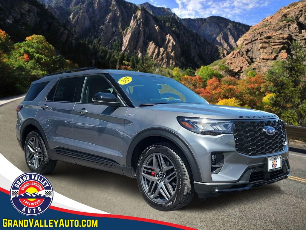 2025 Ford Explorer ST-LINE 4WD (PL535)'s photo