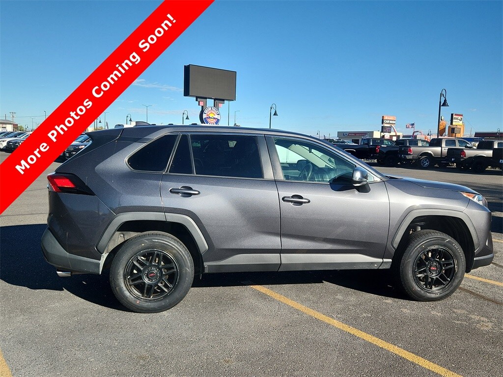 2020 Toyota RAV4 XLE photo 2