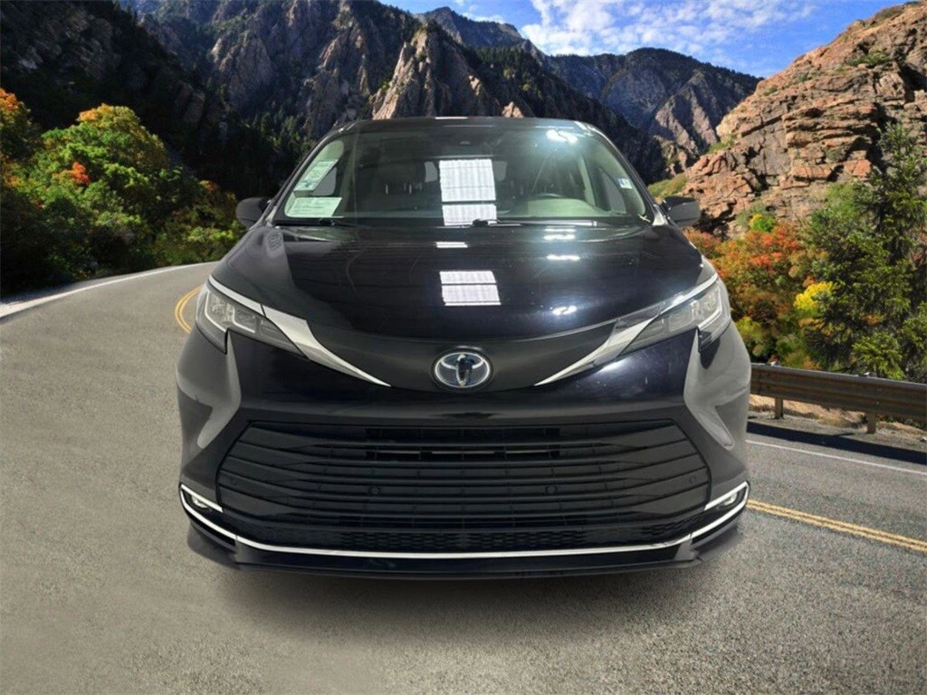 2023 Toyota Sienna XLE Hybrid photo 3