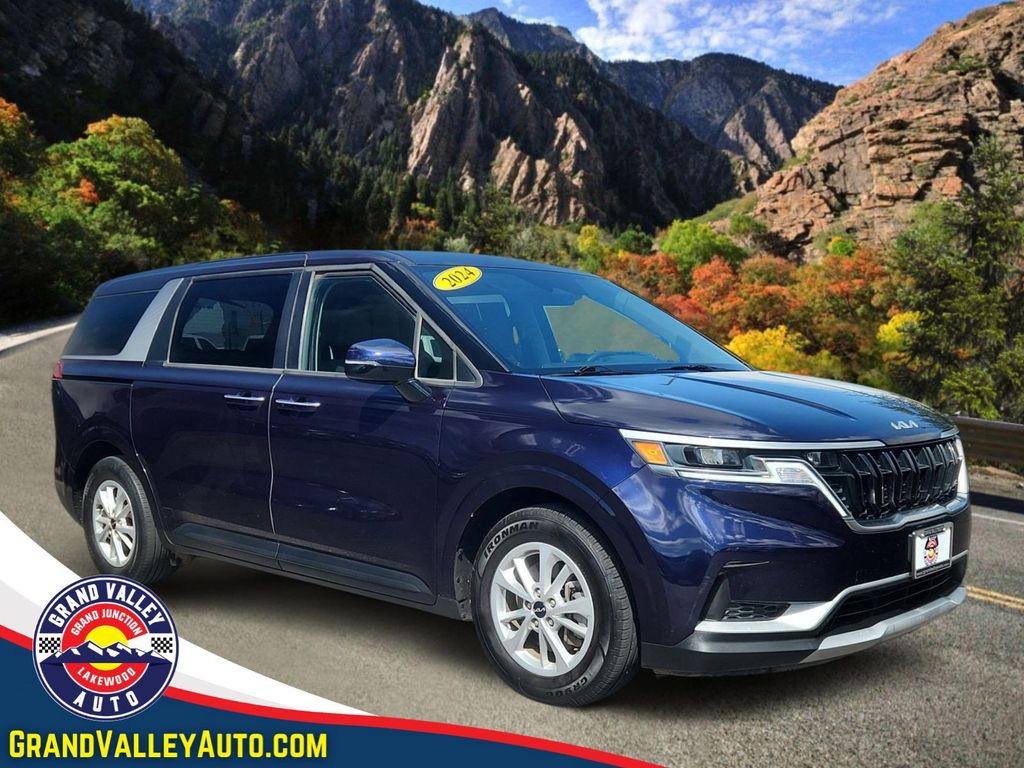 2024 Kia Sedona LX's photo