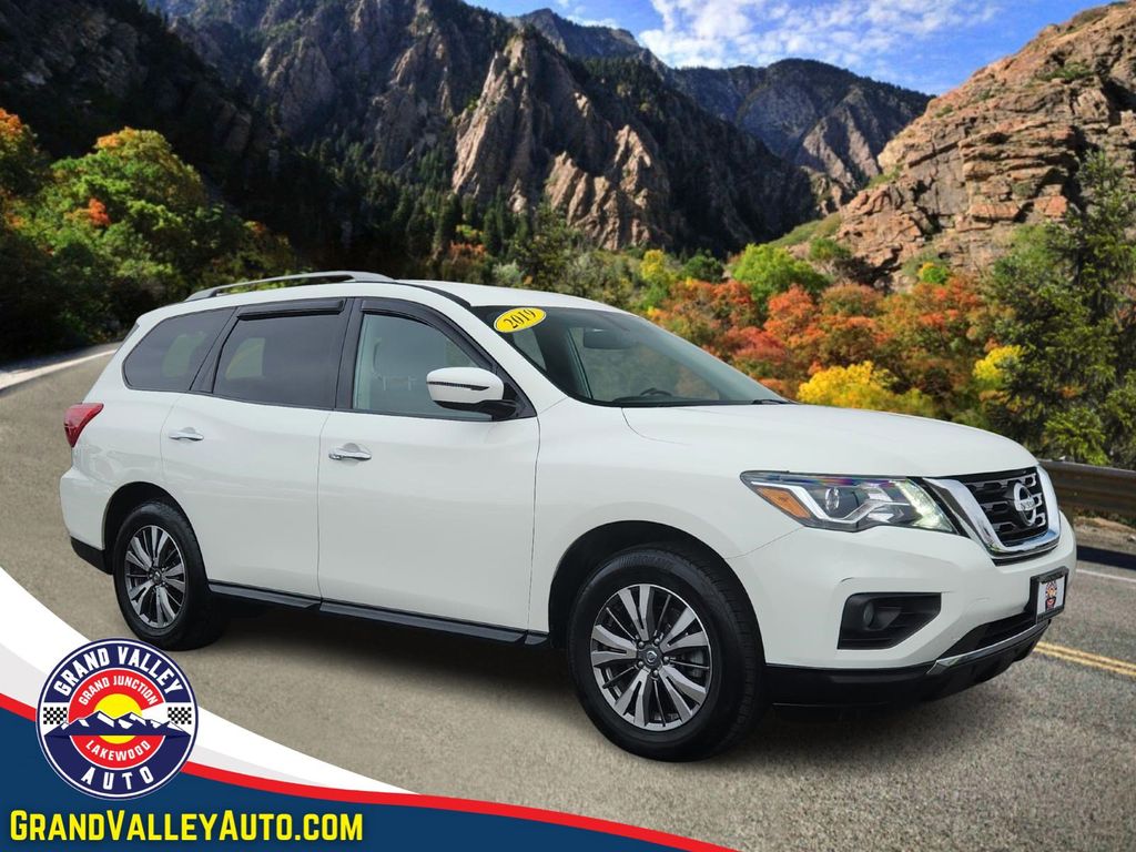 2019 Nissan Pathfinder SV's photo