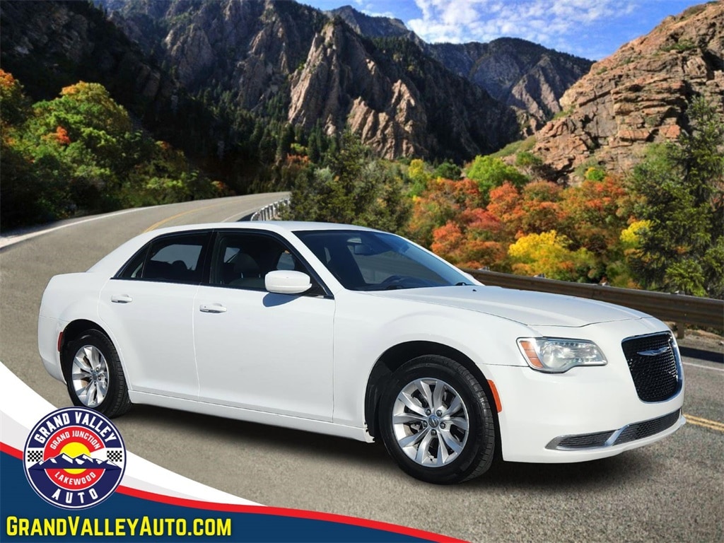 2022 Chrysler 300 Touring's photo