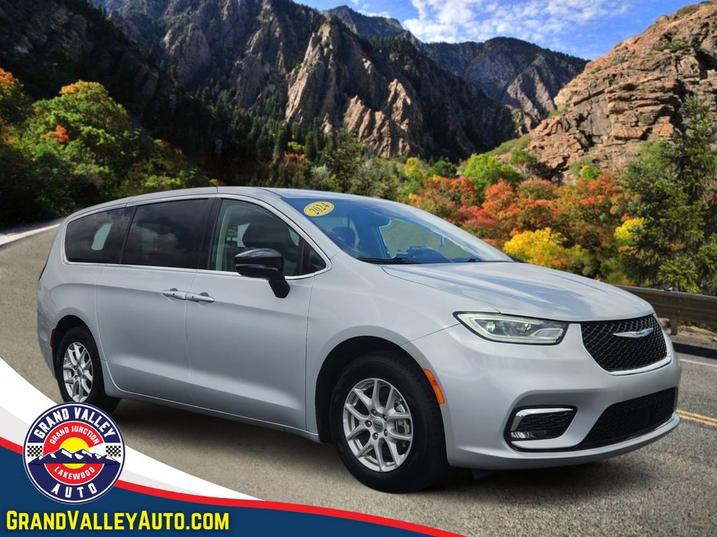 2024 Chrysler Pacifica Touring L's photo