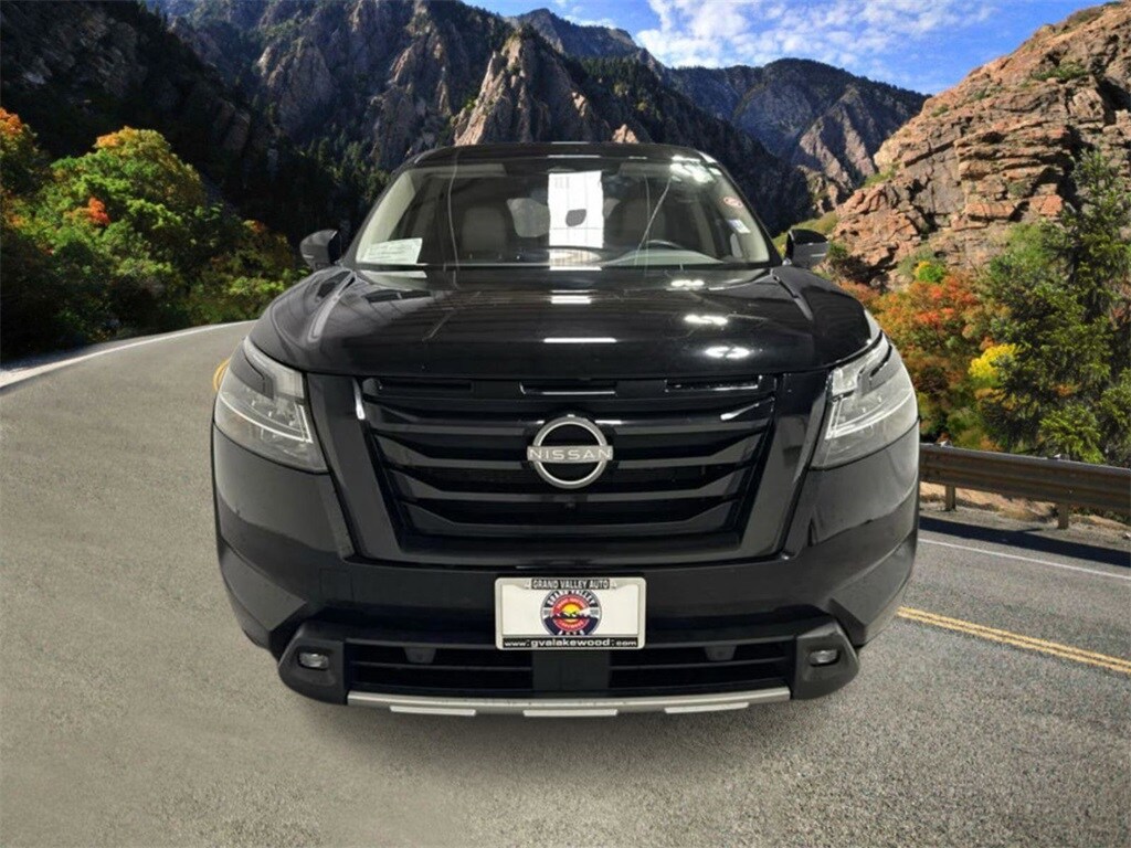 2022 Nissan Pathfinder SL photo 3