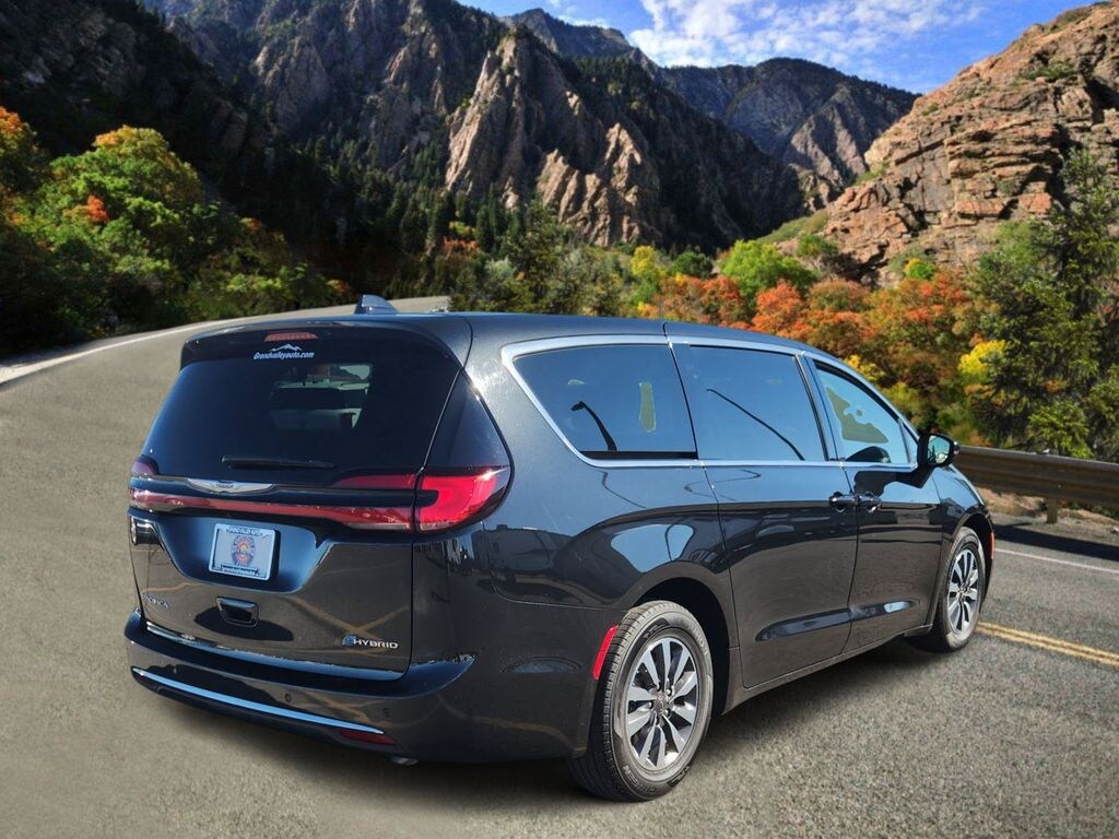 Used 2023 Chrysler Pacifica Hybrid Touring L Minivan/Van