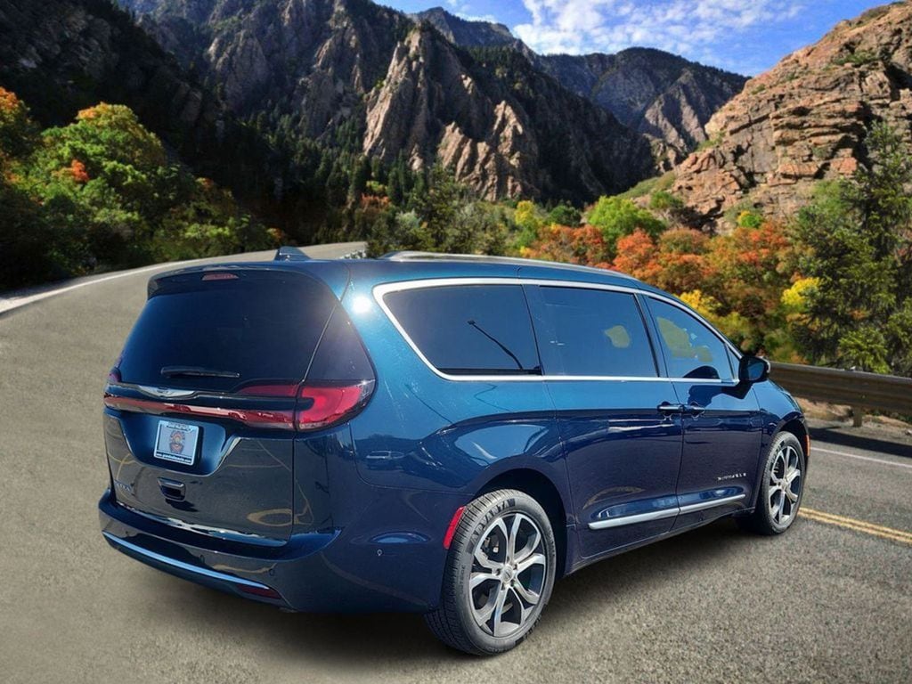 Used 2023 Chrysler Pacifica Pinnacle Minivan/Van