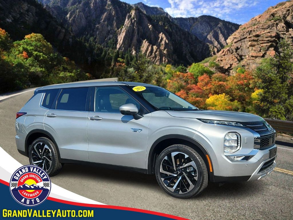 2023 Mitsubishi Outlander Plug-In Hybrid SE's photo