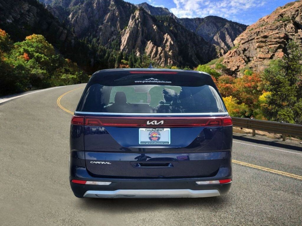 Used 2024 Kia Carnival LX Minivan/Van