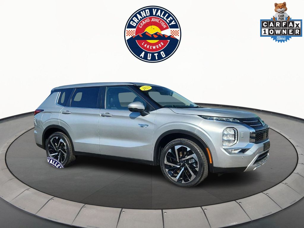 2023 Mitsubishi Outlander SE's photo