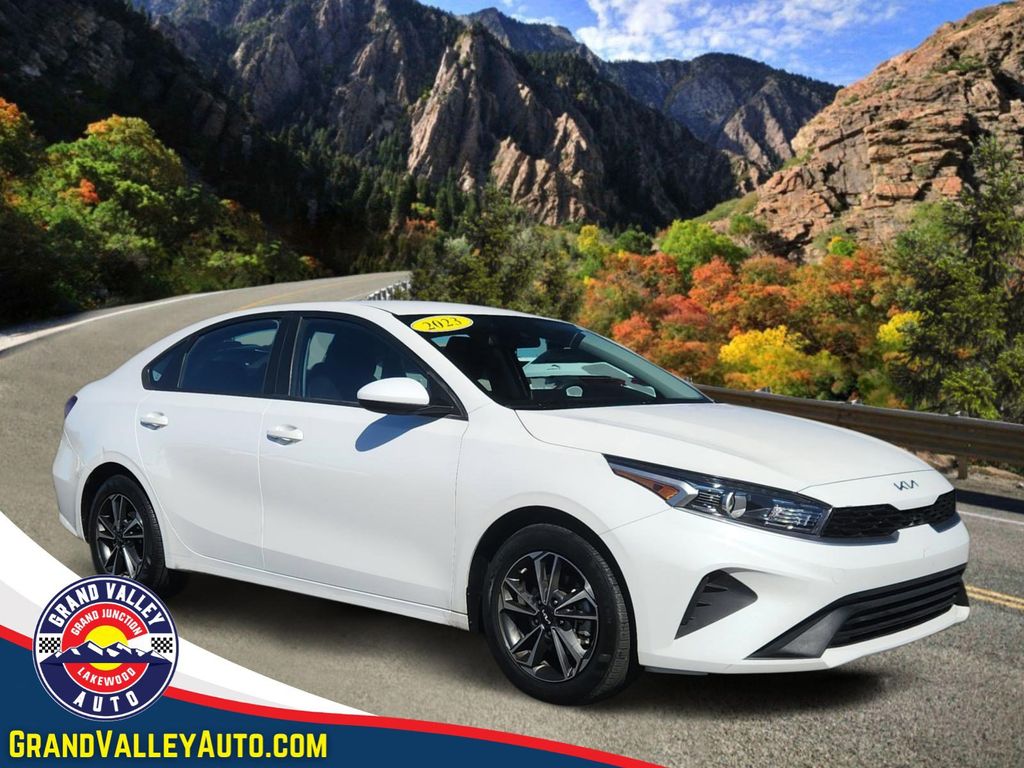 2023 Kia Forte LXS AT's photo