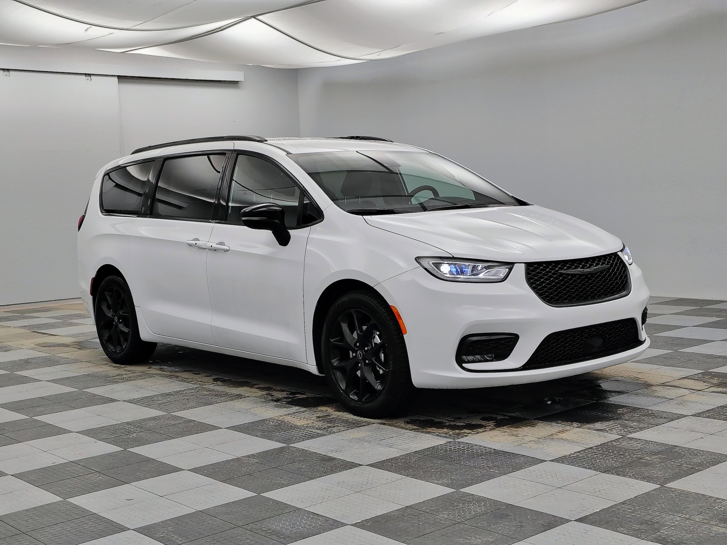 2026 Chrysler Pacifica Select's photo