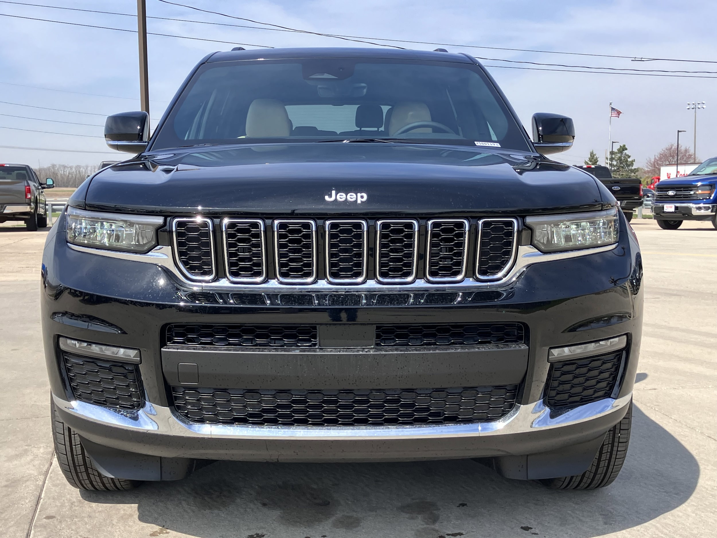 2025 Jeep Grand Cherokee Limited photo 3