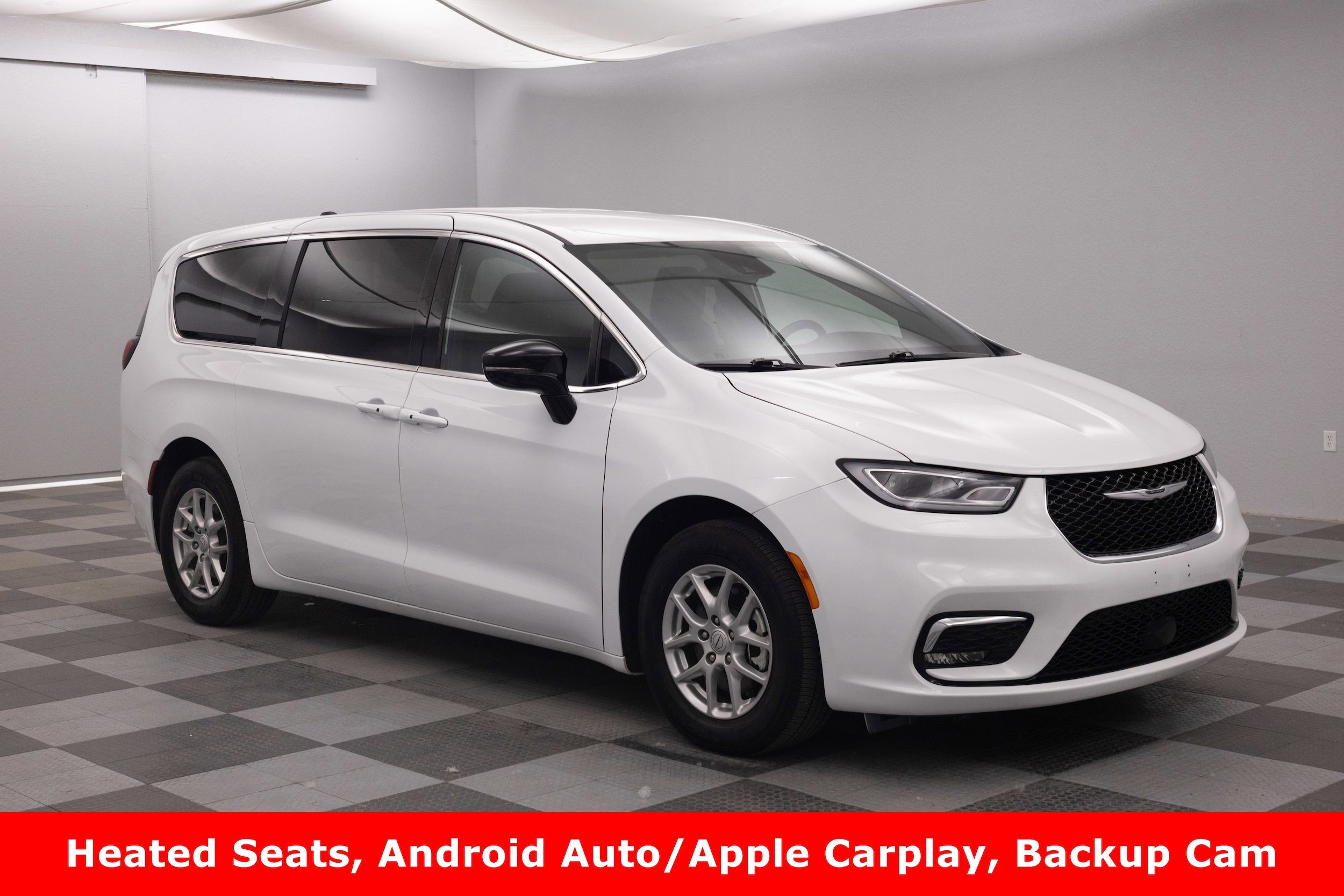 2025 Chrysler Pacifica Select's photo