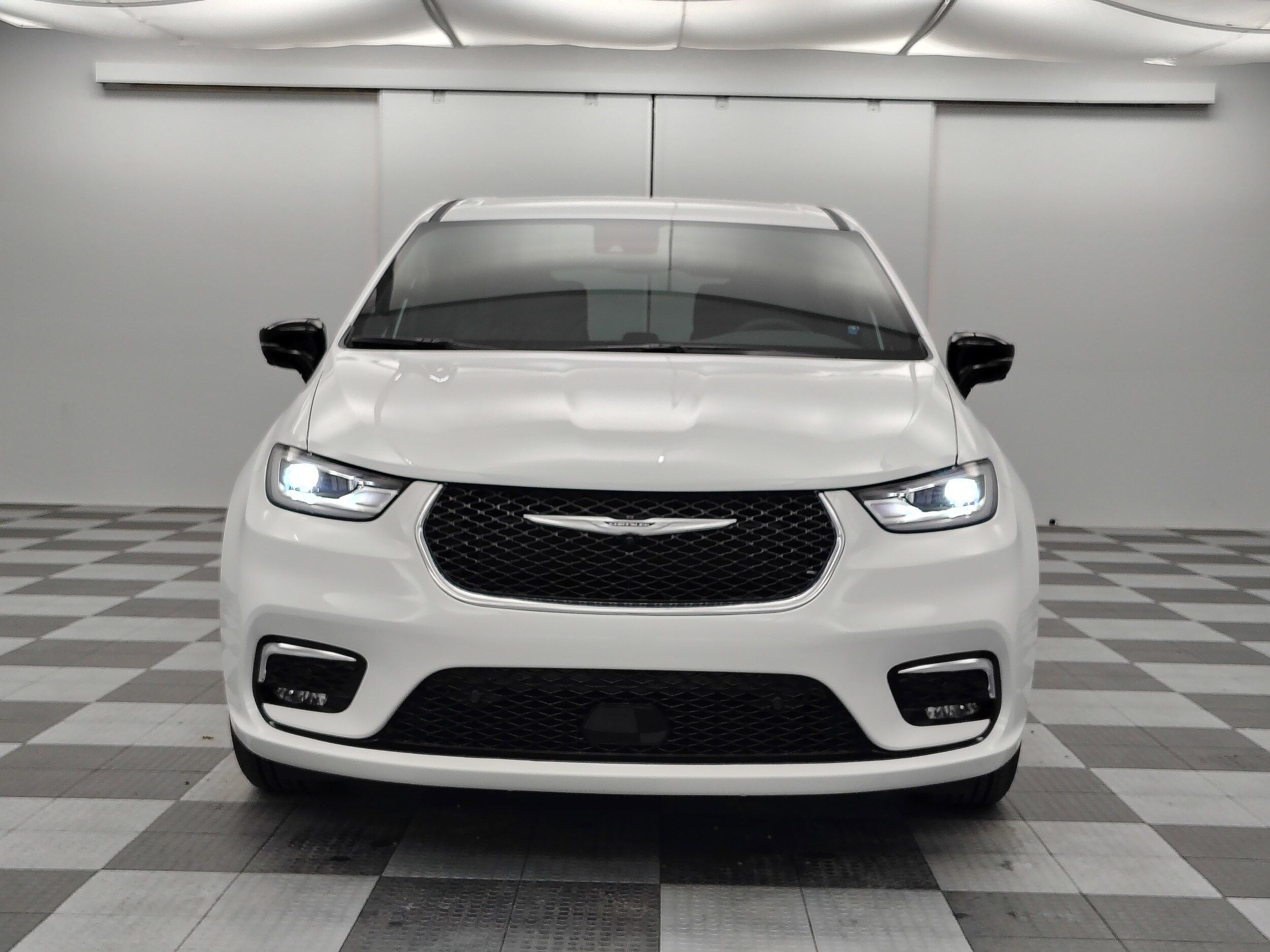 2025 Chrysler Pacifica photo 2