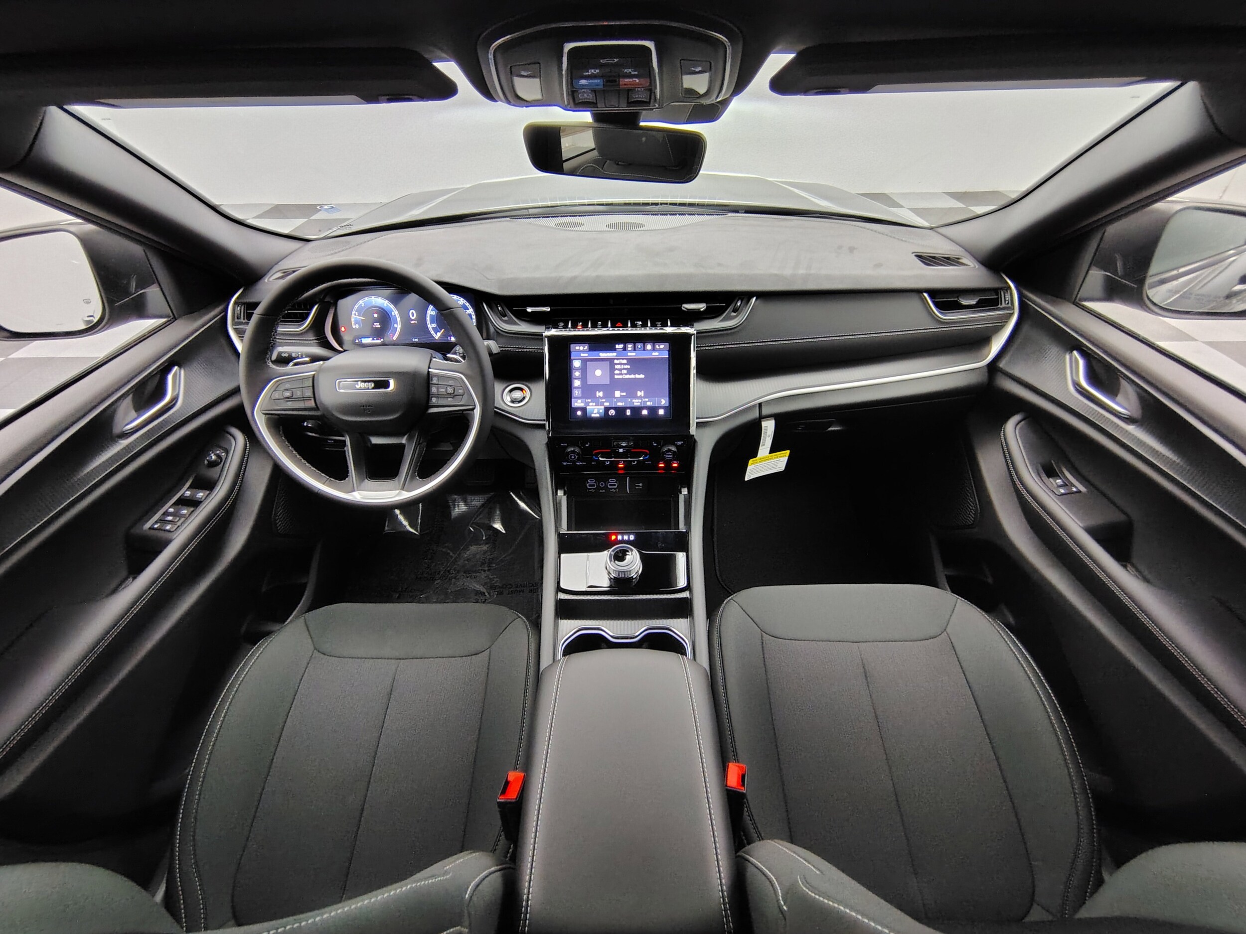 2025 Jeep Grand Cherokee Laredo X photo 2